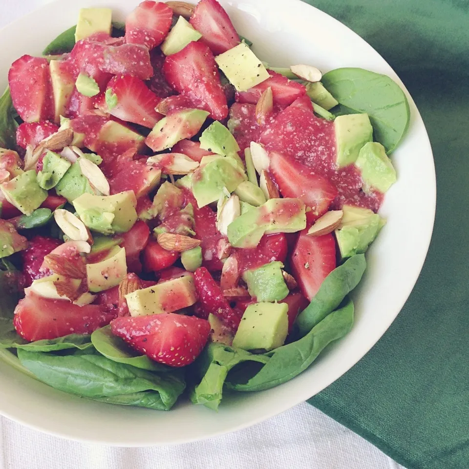 Snapdishの料理写真:Spinach • Strawberries • Avocado • sliced almonds • strawberry vinaigrette|Rianneさん