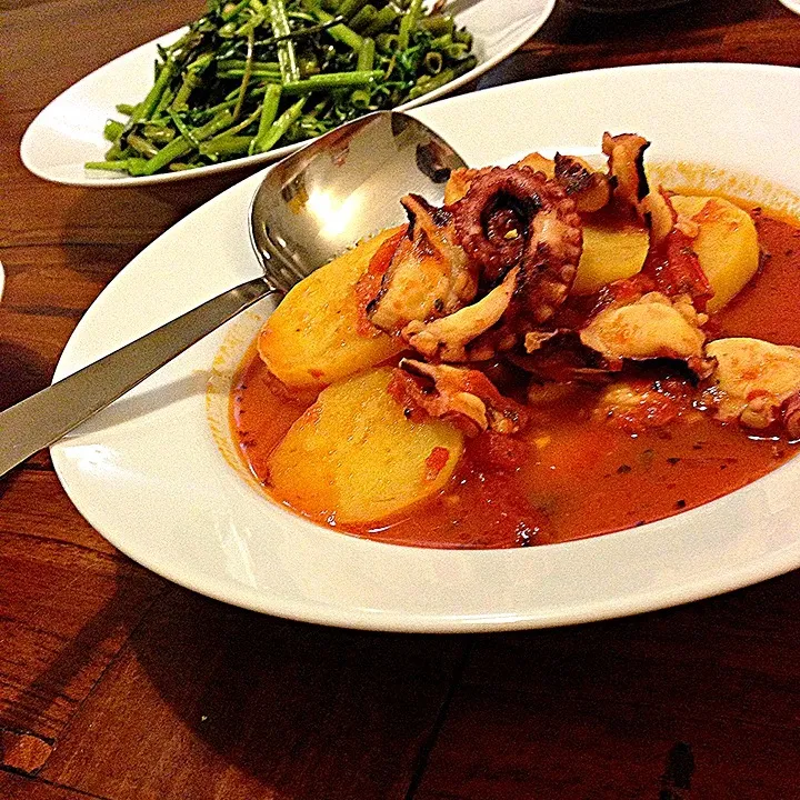 Octopus n potatoes simmered in tomatoes,  garlic stir-fried water spinach 蛸とじゃがいものトマト煮、空芯菜のニンニク炒め|Yuka Nakataさん