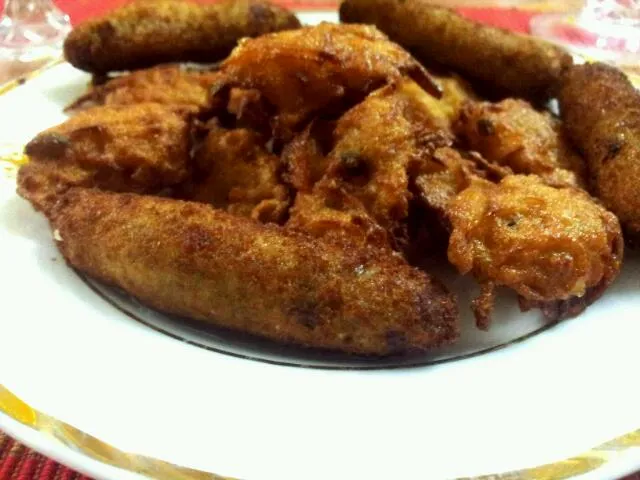 Snapdishの料理写真:Fish fingers and Pakoraa.|Ilfat Abedinさん