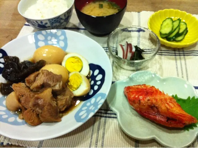 豚肩ロースと昆布卵のトロトロ煮・銀ダラみりん漬焼き・タコとわかめ酢の物・キュウリ浅漬け・ニラえのき味噌汁|まーままさん