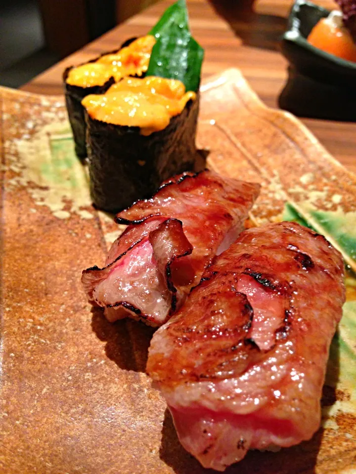 Snapdishの料理写真:Uni sushi + Wagyu Beef sushi|hweeyhさん