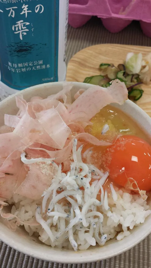 【ごはん生活研究所】あたくし最強卵かけ御飯！炊きたて土鍋御飯、鳳凰卵山吹、削りたて鰹節、釜あげしらす。藻塩で!!(°∀°)!!|うめロクさん