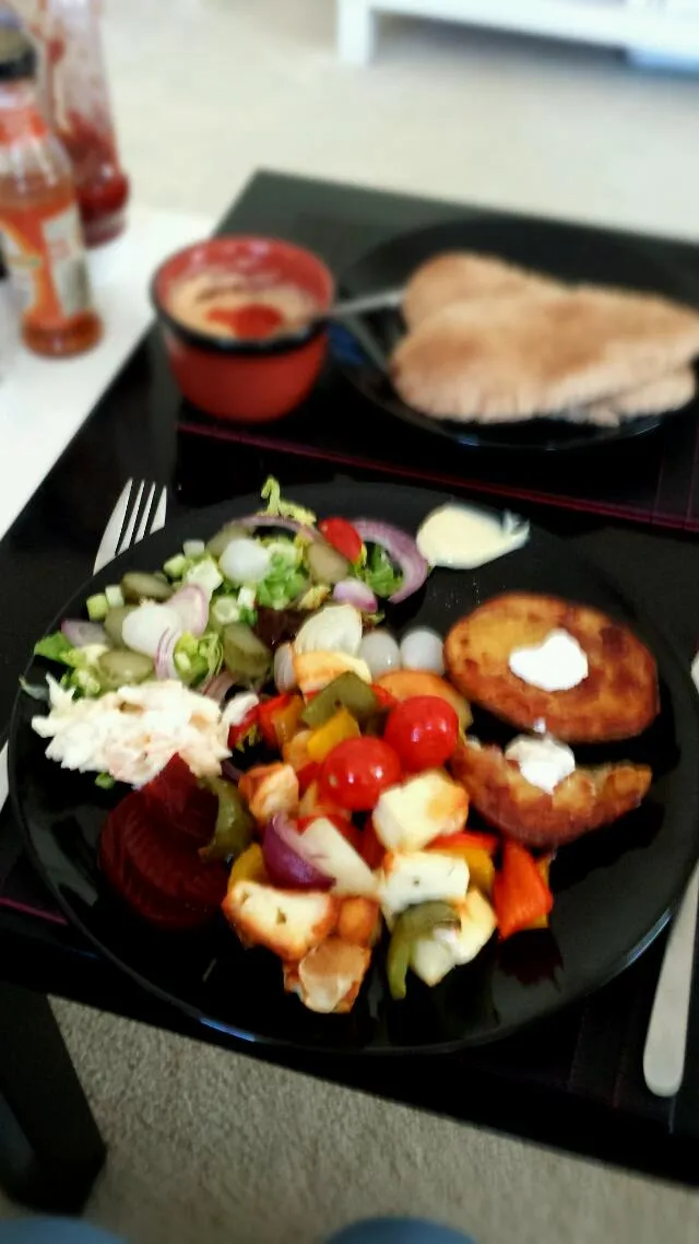 Snapdishの料理写真:halloumi kebabs with potato skins and salad|staceさん