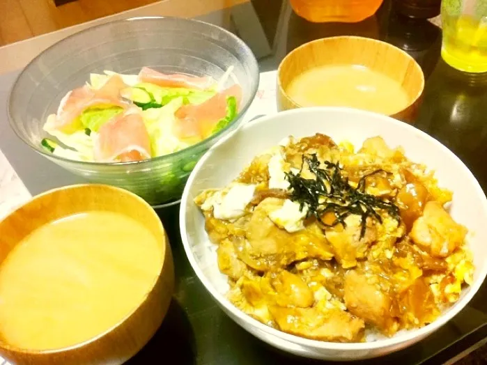 親子丼、生ハムサラダ、味噌汁|えみさん