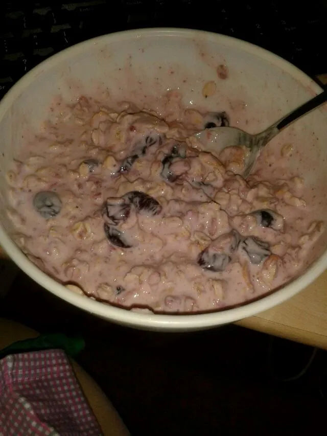 Muesli with cherries|Aleksandra Toholjevicさん