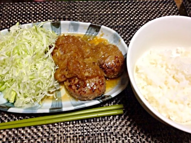 Snapdishの料理写真:#夕飯 ハンバーーーグーー(宮のステーキソースかけ)、白米、キャベツ。熱々で！|ms903さん