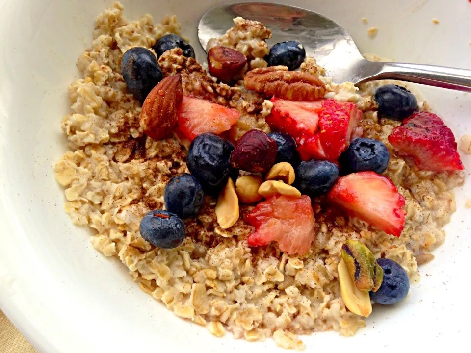 Snapdishの料理写真:Oatmeal with Mixed berries and nuts|gofitlifeさん