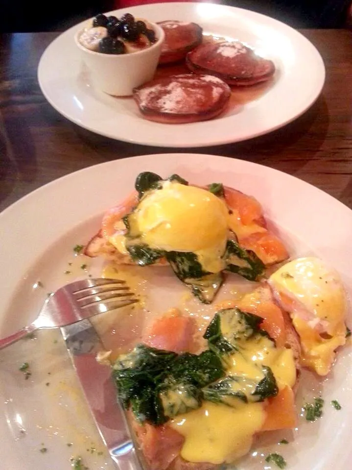 Snapdishの料理写真:Eggs Benedict with Smoked Salmon & Spinach, Banana Pancakes with Blueberry & Sliced Banana Drenched in Honey (Fruit Compote) 😋|@projecthoneypotさん