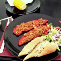 spicty lamb mince on sweet peppers with salad and bread|staceさん