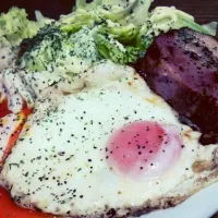 Snapdishの料理写真:なぁんも工夫ナシ！(笑)ただの目玉焼き＆厚切りベーコン(@^▽^@)