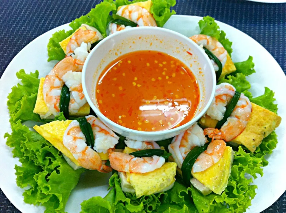 'GOUN HAN' Prawns, egg, Vietnamese Sausage and pork wrap with Lettuce and spring onion greens|Blinkieさん