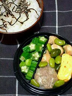 Snapdishの料理写真:お弁当（塩昆布のせご飯、焼売、鶏ささみとピーマンと枝豆の炒め物、卵焼き、オクラ）|すーさん