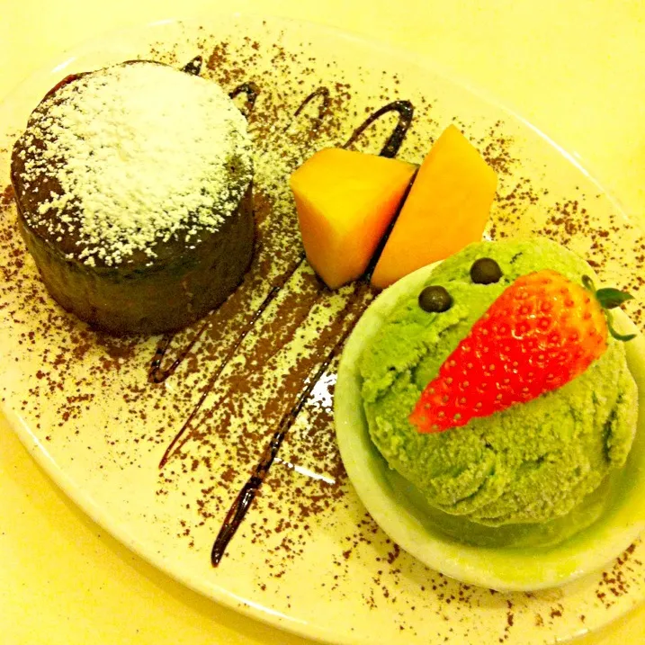 Chocolate lava cake with green tea ice cream|Eunisさん