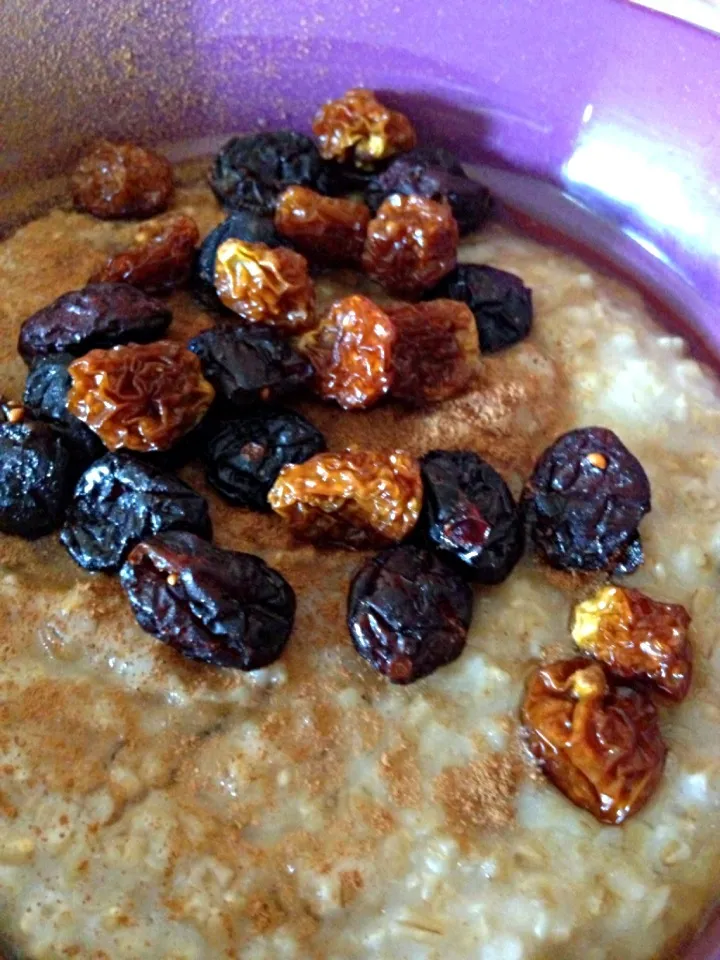 Oatmeal with honey, cinnamon, cranberries and golden berries|Ong Sor Fernさん