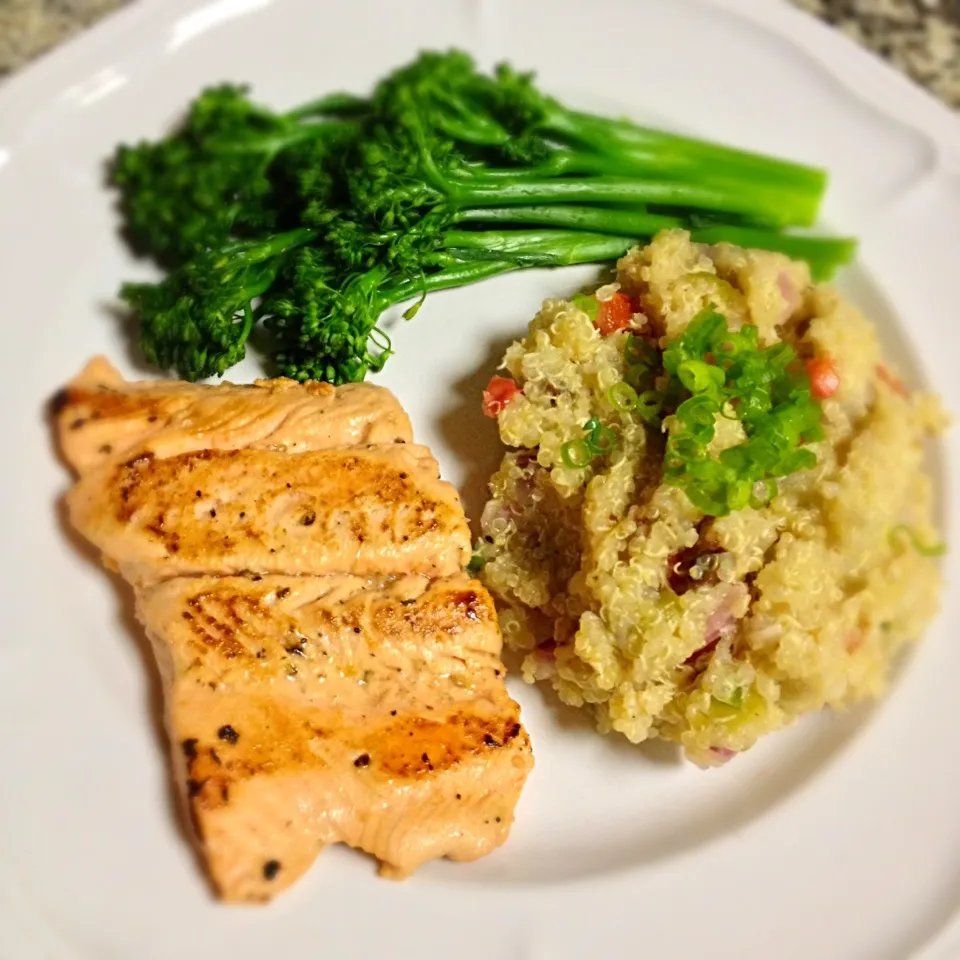 Wild Salmon, quinoa salad and broccolini.|John Tompkinsさん