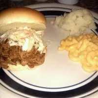 slow cooker BBQ pulled pork with slaw. side of mashed potatoes and mac n cheese|Alissa Munさん