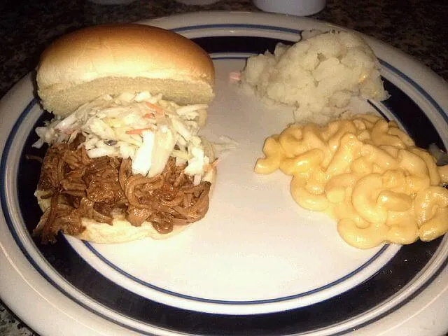 slow cooker BBQ pulled pork with slaw. side of mashed potatoes and mac n cheese|Alissa Munさん