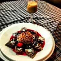 Snapdishの料理写真:Postre panqueque chocolate con helado y salsa de chocolate en salsa de frutilla con copa de baileys|francisco silvaさん