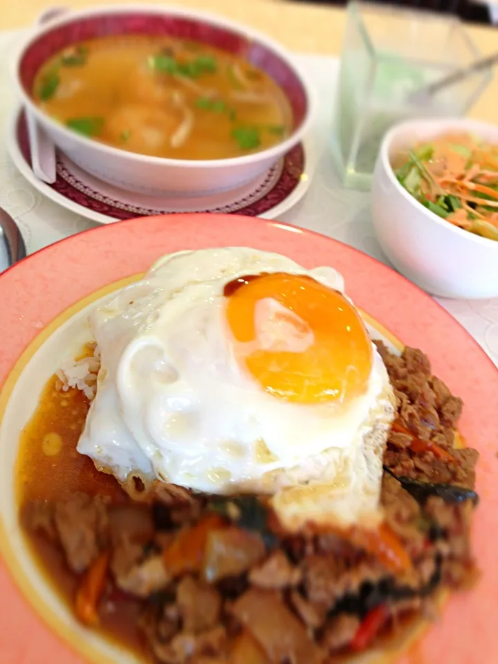 パッカパォのランチ。ひき肉バジル炒めご飯。|liccaさん