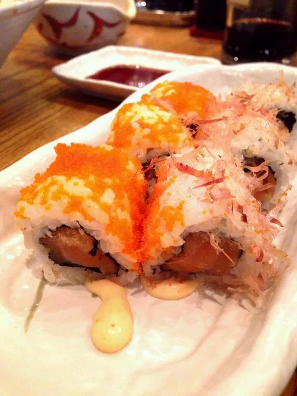 cranky salmon maki
salmon, crunchy wrapped around with vinegar sushi rice and top with bonito flakes/ebikko 
plus with spicy mayo|joey limさん