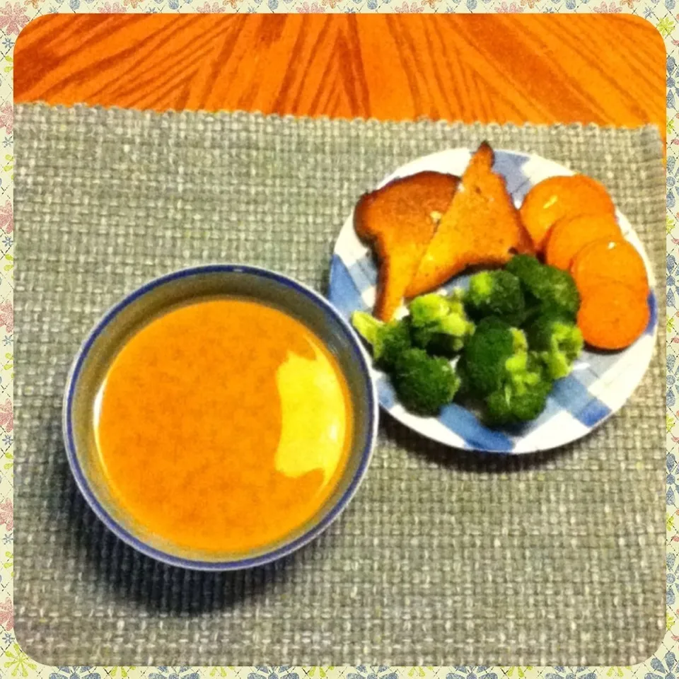 Healthy dinner: miso, sweet potato, broccoli & a piece of gluten-free bread|Sai linさん