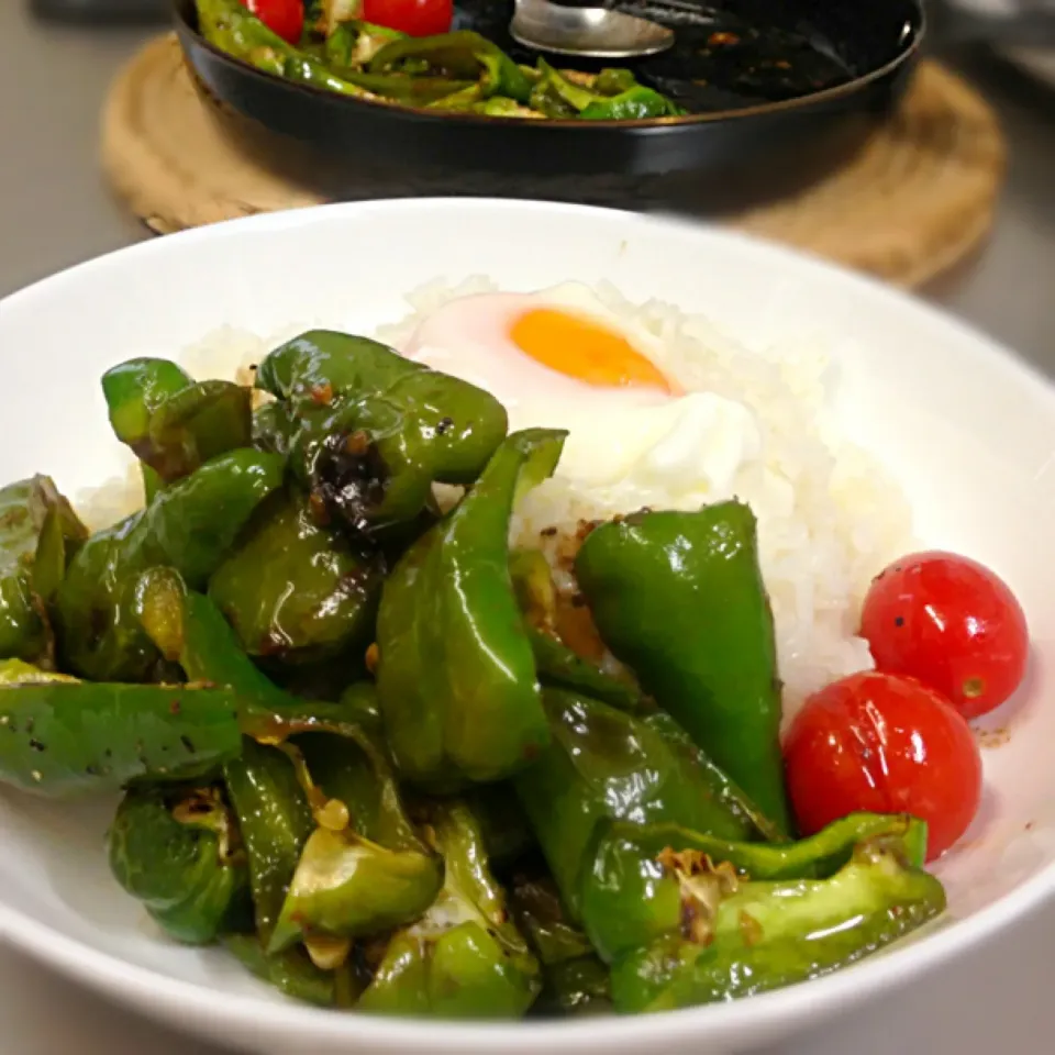 shikanoさんの♫とりんピーマンのアンチョビペペロンチーノで夏アヒージョ丼(*´艸`)|あやさん