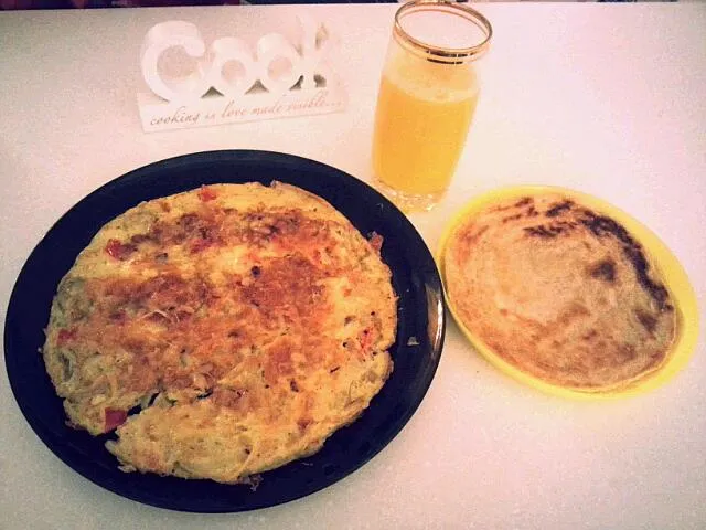 Snapdishの料理写真:Cheesy tomatoes and onion Omelette|Safaa Aamirさん