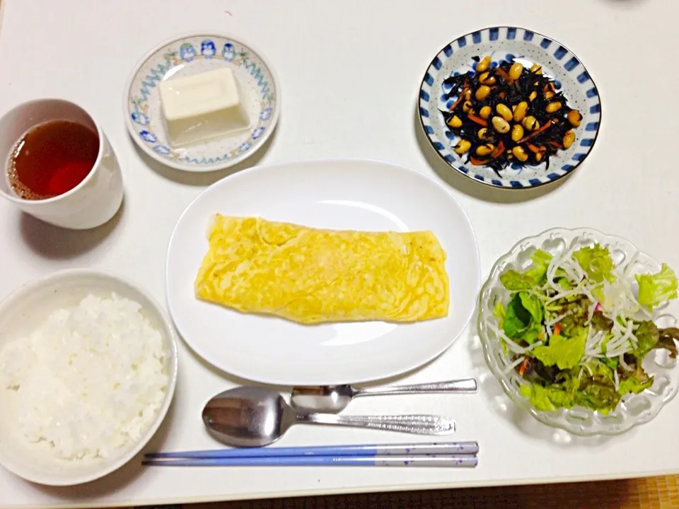 ご飯、ビーフオムレツ、冷奴、ひじきの煮物、生野菜|みほりん.さん