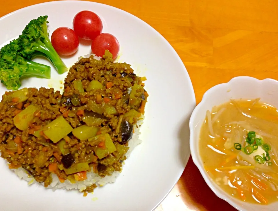 夏野菜キーマカレー、野菜たっぷり胡麻味噌スープ❤|まりえさん