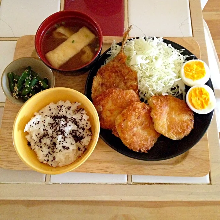 Snapdishの料理写真:ゆかりご飯☆いんげんのごま和え☆鯵のフライ☆ホタテのフライ☆ゆで卵☆キャベツの千切り☆お味噌汁(๑◕ˇڡˇ◕๑)|とまこ(*^o^*)さん