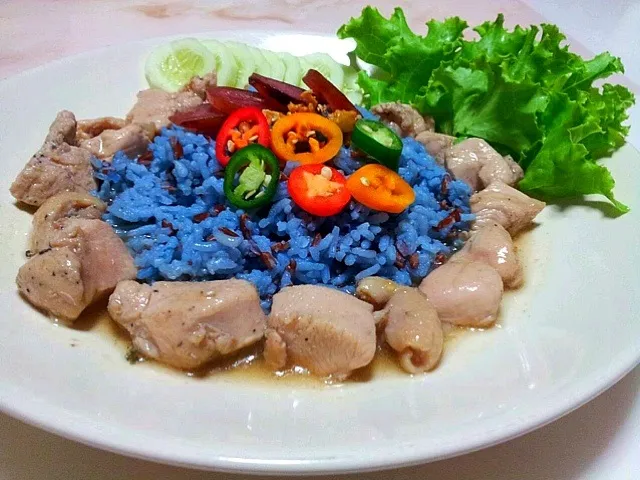 ข้าวอัญชันหน้าไก่พริกไทยดำ|siwanee loonthaさん