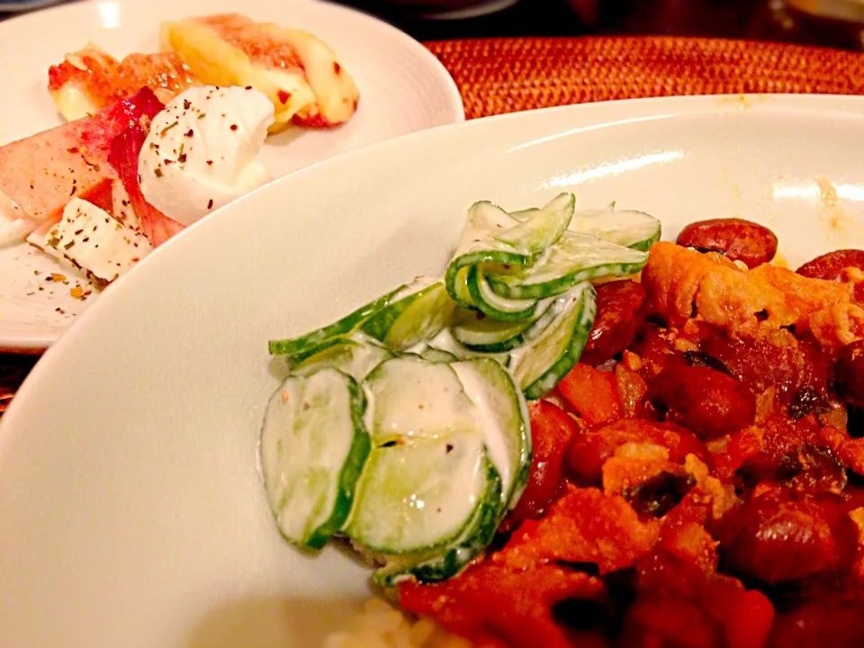 今晩は豆と豚肉のトマト煮込みかけご飯。キュウリのヨーグルトサラダと桃のカプレーゼを添えて。|松浦有里さん