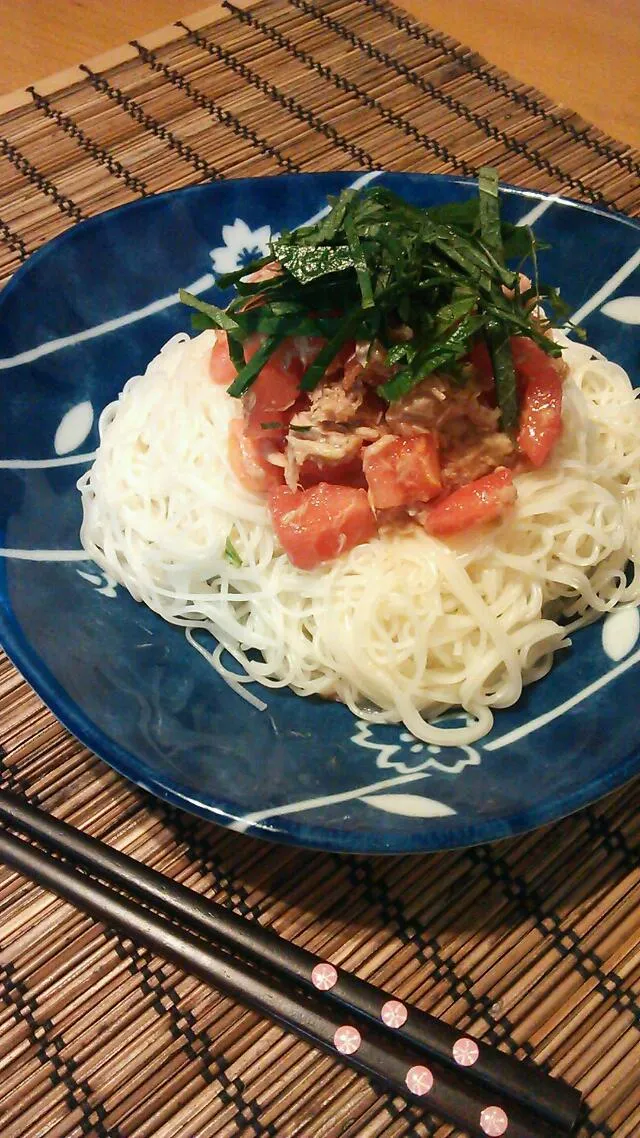 去りゆく夏を惜しんで、ツナトマそうめん|もなかさん