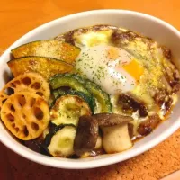 牛すじカレードリア 焼き野菜&温玉トッピング