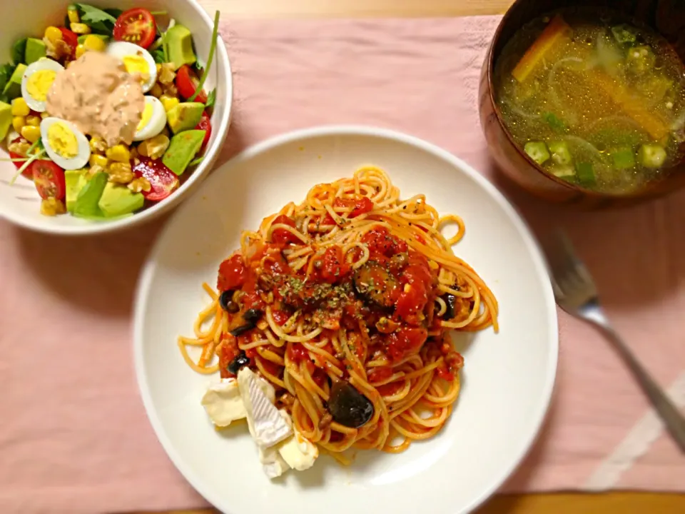 ナスとトマトとカマンベールチーズのスパゲティ、コブサラダ、にんにくとにんじんと玉ねぎとオクラのスープ。|あすみさん