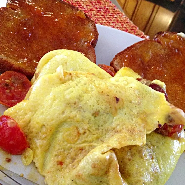 Leftovers Omelette w/ balsamic cherry tomatoes, Italian beef sausage, peppers, onions and wheat toast w/ apricot preserves|Curt Chillさん