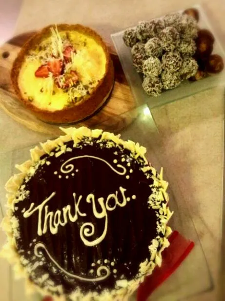 sugar free cheesecake w pistachio crust and strawberries.. chocolate truffles & baileys chocolate cake.|cjさん