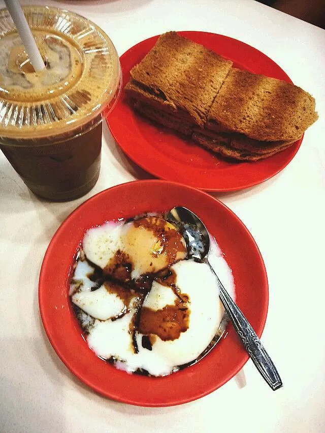 kaya toast with half cook egg and ice coffee
Restaurant : yakun kaya toast
taste : 7 / 10
price : 5.30 SGD
Ambient: 7 / 10|Jun Kiさん