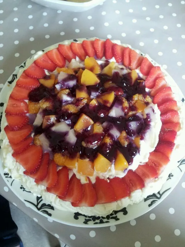 sponge cake with fruits and cream!!|Rebecaさん