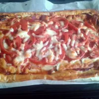 Snapdishの料理写真:Cheese, pepperoni, tomato and onion pizza.|olivia blackhallさん