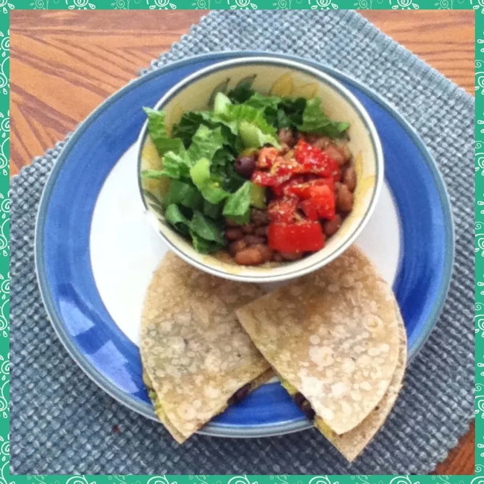 Lunch: beans, lettuce, tomatoes, olives, avocado, brown rice tortilla|Sai linさん