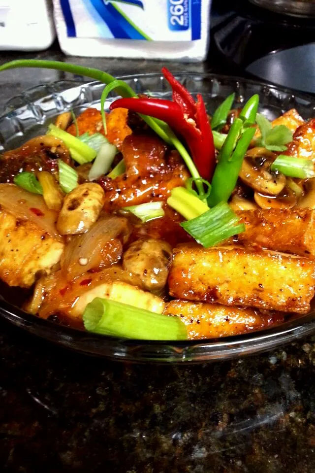 sweet n spicy fish tofu amd mushrooms.|banjo polさん