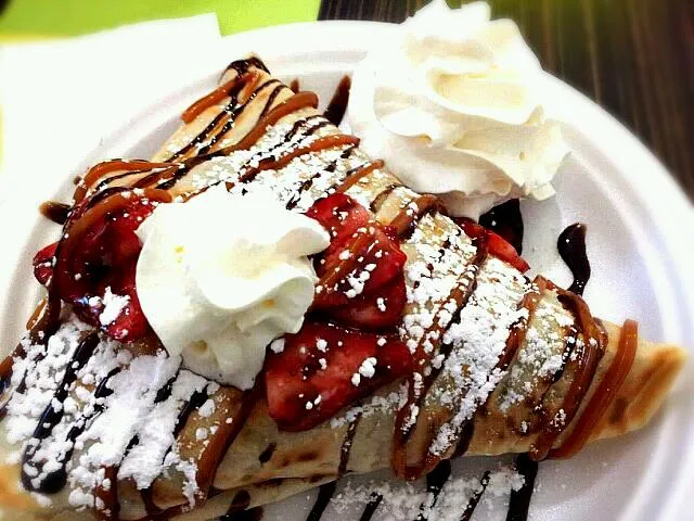 Crepe with strawberries, chocolate sauce, New York Cheesecake,  dulce de leche, vanilla ice cream & whipped cream!|S Theoさん