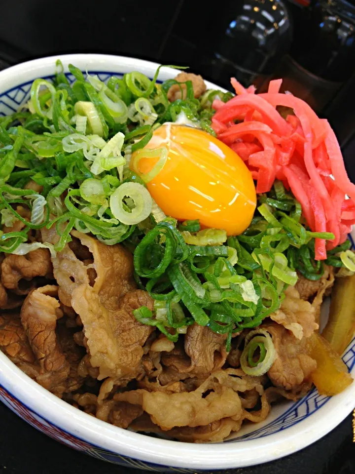 Snapdishの料理写真:牛ネギ玉丼 並 つゆだく|tadaroさん