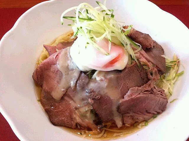 冷やしラーメン、牛肉温玉のっけ|アヤクラさん