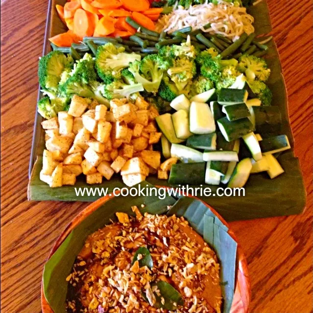 Gado-Gado (indonesian cooked salad with peanut dressing)|rie simsさん