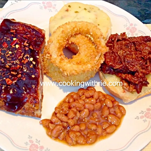 Pork Ribs, Onion Rings, Pulled Pork with Jalapeño Jack Cheese over the bun, Baked Beans|rie simsさん