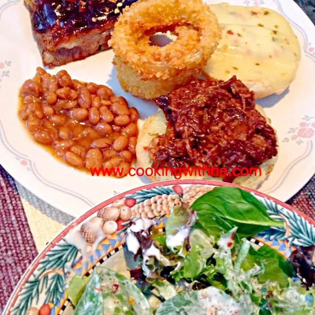 Pork Ribs, Onion Rings, Pulled Pork, Baked Beans and Green Salad|rie simsさん