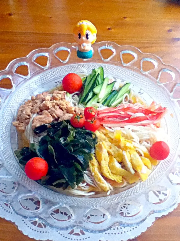 暑いので、ちらしそうめん！  私が育てた🍅ミニミニトマト🍅付き(*^_^*)|ゆみたんさん