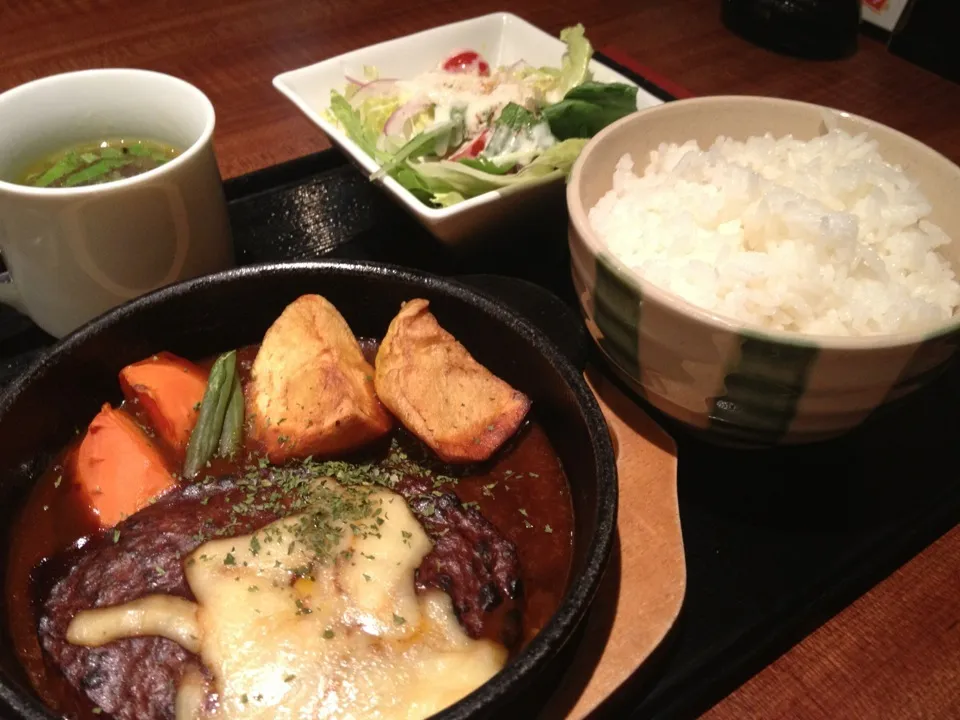 【日替ランチ】煮込みハンバーグ定食を頂きました。|momongatomoさん